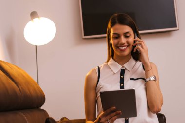 Tablet üzerinde çalışan kadın