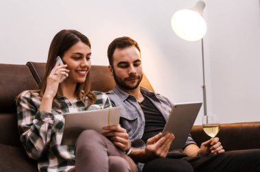 Genç çift izlerken tablet 