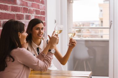 Kardeşler birlikte vakit geçirir.