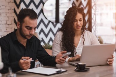 Çift birlikte çalışıyor.  