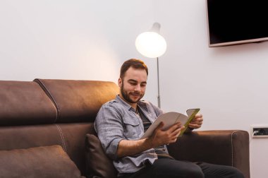 İşadamı okuma dergi evde