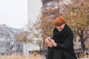 Akıllı telefon kullanan gülümseyen kadın. 