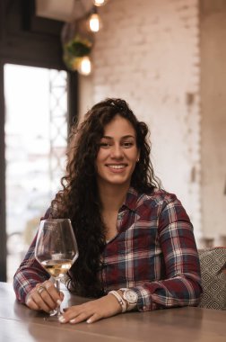 bir bardak beyaz şarap ile kadın 