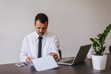 Laptop yanında oturan işadamı 