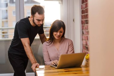 genç bir çift laptop ile çalışma