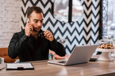 kafede oturan genç adam