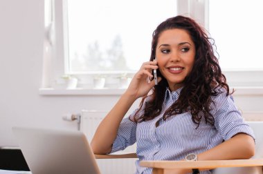 Telefon kullanan kıvırcık kız