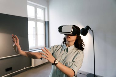 Neşeli genç kız Vr kulaklık 