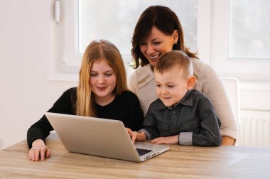 dizüstü bilgisayar ile eğlenmek aile