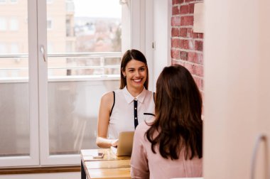 dizüstü bilgisayar kullanan arkadaşlar 
