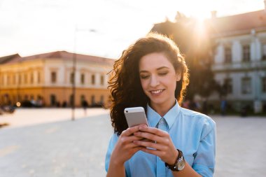 akıllı telefon kullanan güzel kız 