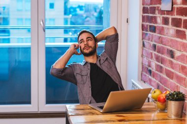 Cep telefonu kullanan adam