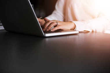 İş kadını Laptop 'ta çalışıyor