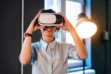 Neşeli genç kız Vr kulaklık 