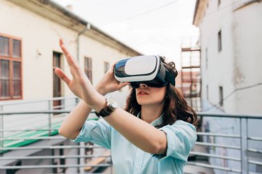 sanal gerçeklik gözlük kullanan kız