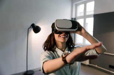 Neşeli genç kız Vr kulaklık 