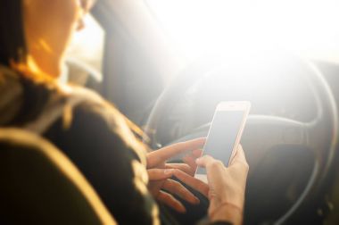 kadın sürücü Smartphone kullanarak