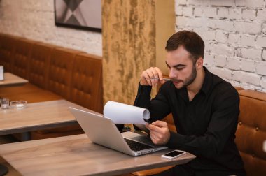 kafede oturan genç adam