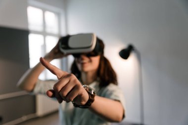 Neşeli genç kız Vr kulaklık 