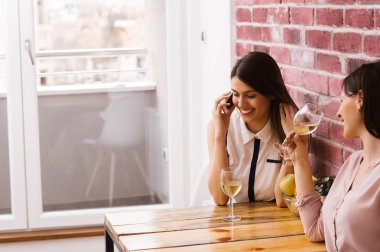 Kardeşler birlikte vakit geçirir.