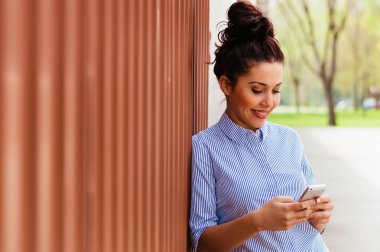 Kız telefonu kullanarak mavi gömlekli