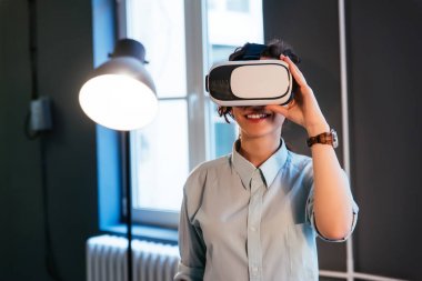 Neşeli genç kız Vr kulaklık 