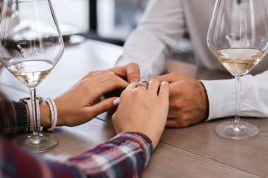 El ele tutuşan çift 