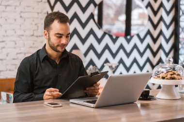 kafede oturan genç adam