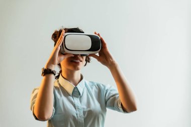 Genç sanal gerçeklik kullanan kadın 