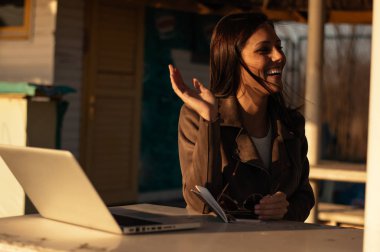 gülen kız dizüstü bilgisayar kullanıyor