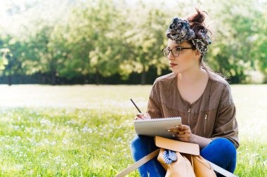 kadınla çimenlerin üzerinde eğitim