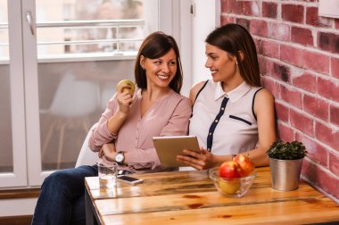 arkadaşlar tablet kullanma