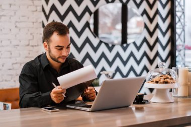 kafede oturan genç adam