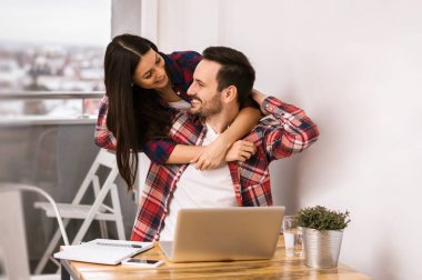 Birbirine bakan bir çift.