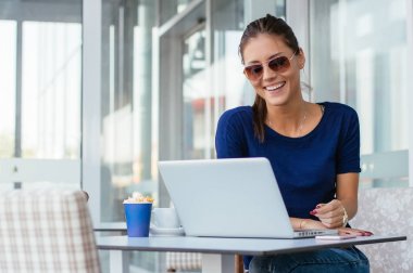  Dizüstü bilgisayar kullanan kadın 