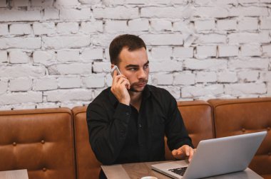 kafede oturan genç adam