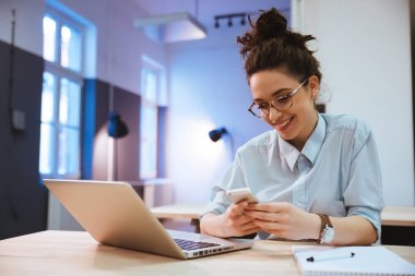 kız öğrenci dizüstü kullanarak 