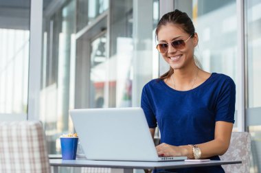  Dizüstü bilgisayar kullanan kadın 