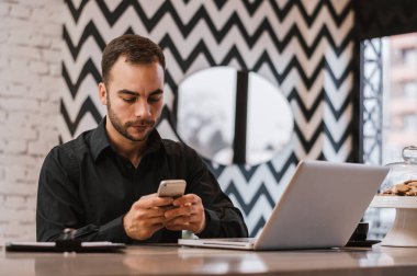 kafede oturan genç adam