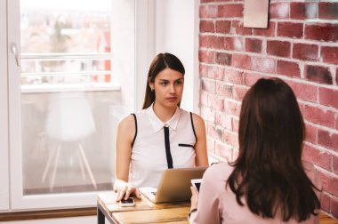 dizüstü bilgisayar kullanan arkadaşlar 