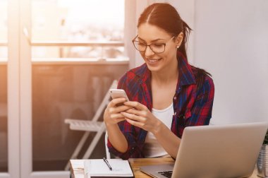 kız öğrenci dizüstü bilgisayar ile öğrenme 