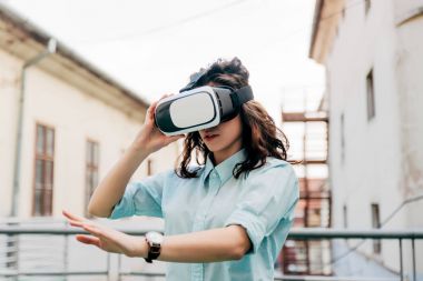 sanal gerçeklik gözlük kullanan kız