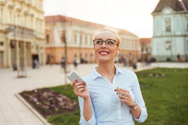sarışın kız müzik dinleme 