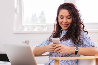 Telefon kullanan kıvırcık kız