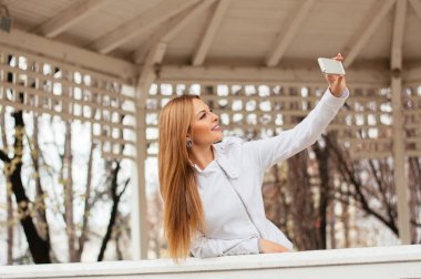 Kadın selfie çekiyor.  