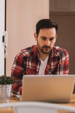 Dizüstü bilgisayarda çalışan bir iş adamı 