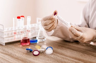 Laboratuvarda çalışan bilim adamı.