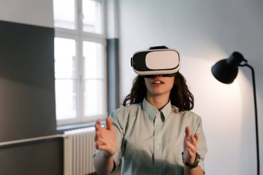 Neşeli genç kız Vr kulaklık 