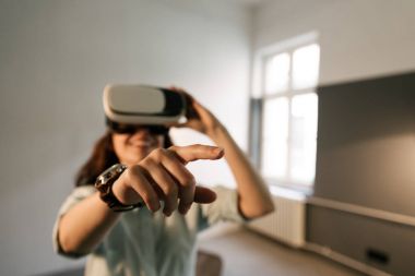 Neşeli genç kız Vr kulaklık 