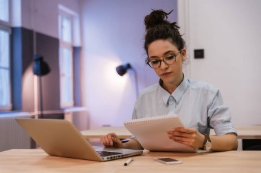 kız öğrenci dizüstü kullanarak 